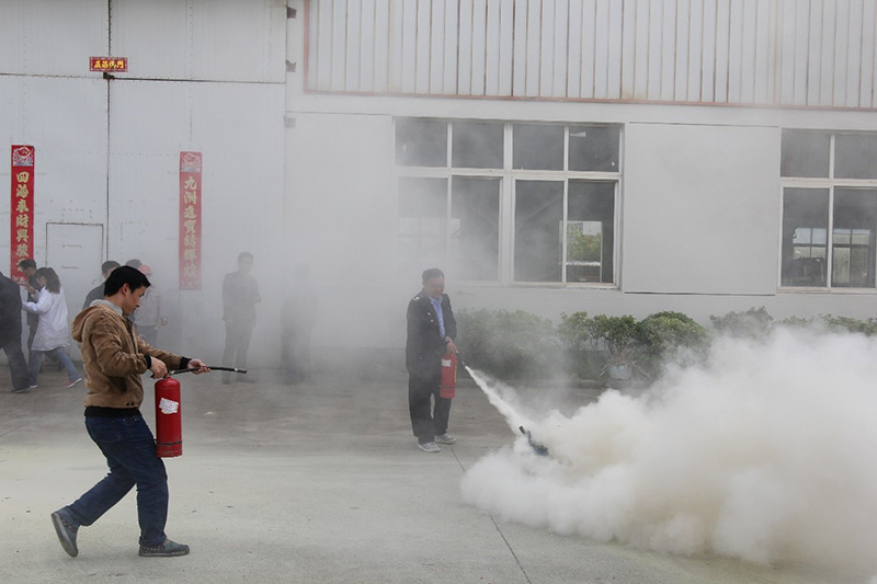 警報(bào)響起，員工撤離現(xiàn)場