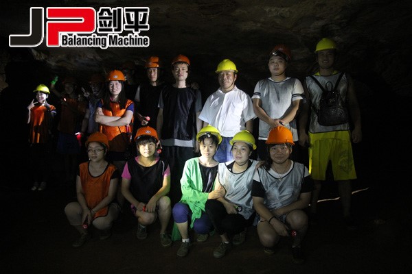 上海劍平深入洞穴體會靜謐的祥和