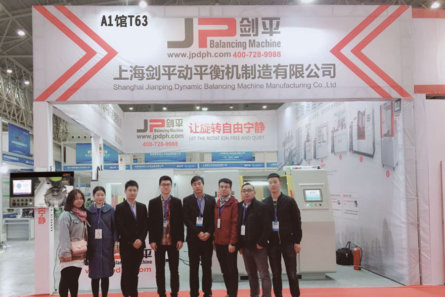 劍平武漢展會現場工作人員合影