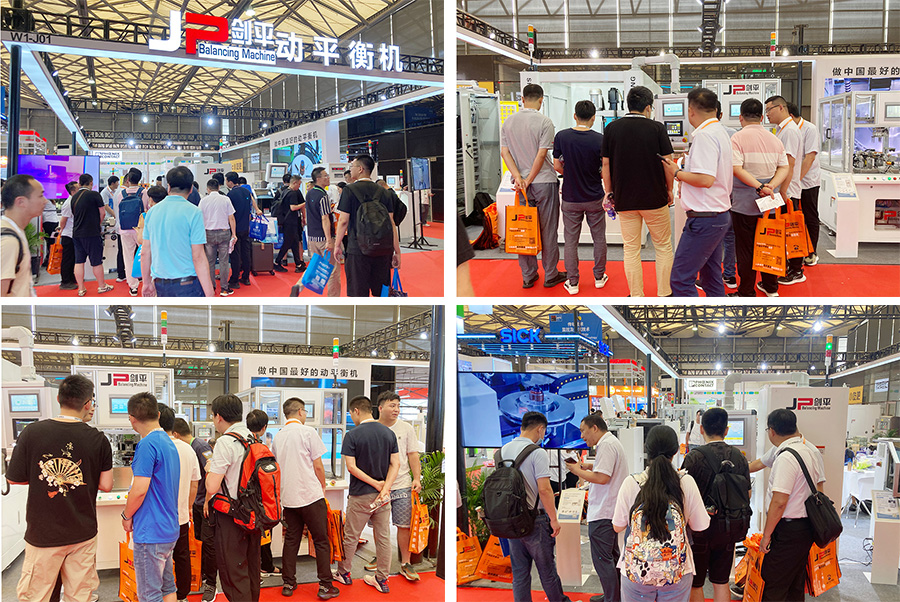 人們紛紛聚集在展位前，了解劍平動(dòng)平衡機(jī)